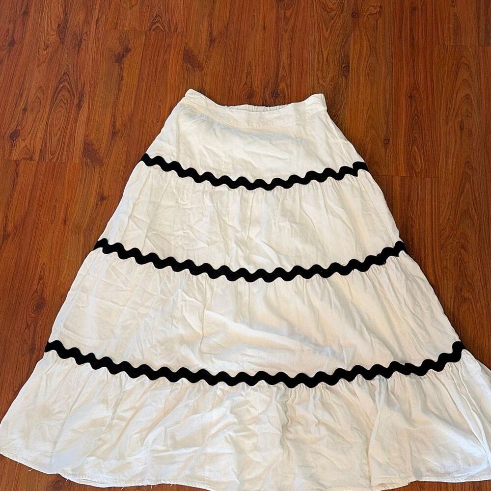 Rich & Famous white linen blend skirt with black trim size L prairie skirt full